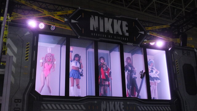 コスプレイヤーがズラリと並ぶ『勝利の女神：NIKKE』“リアル10連ガチャ”今年もTGSで出展