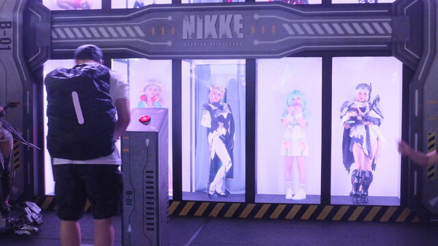 コスプレイヤーがズラリと並ぶ『勝利の女神：NIKKE』“リアル10連ガチャ”今年もTGSで出展