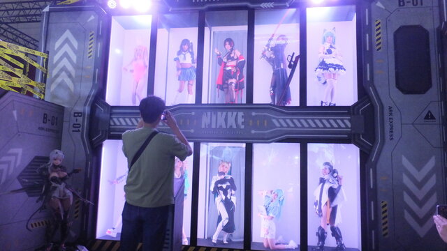 コスプレイヤーがズラリと並ぶ『勝利の女神：NIKKE』“リアル10連ガチャ”今年もTGSで出展
