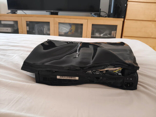 うっかりPS3を溶かしちゃった！？悲惨な姿でもなお動くコンソールの雄姿が注目