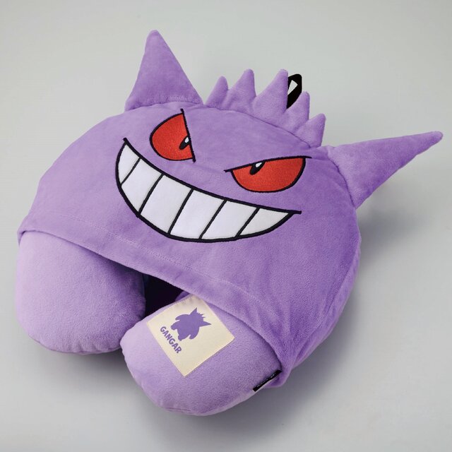 『ポケモン』ゲンガーになりきりながら快適に過ごせる！フード付ネックピローほか、ピカチュウのスーツケースベルトなどトラベルグッズが発売