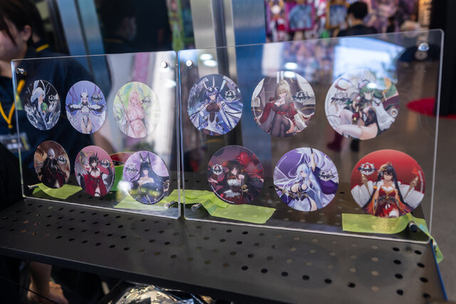 【コスプレ】『アズレン』8周年記念したお祭りが秋葉原で開催！指揮官を沸かせた美女コスプレイヤー、個性あふれる展示が最高すぎた【写真64枚】