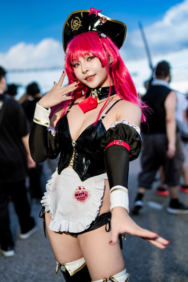 マスト：ロマンチックメイド『勝利の女神:NIKKE』／鶴葵（X：@tsuru_Cosplay、Instagram：tsuru_cos_aoi）