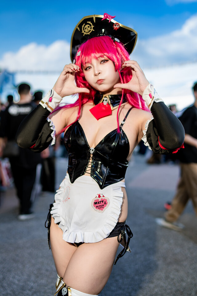 マスト：ロマンチックメイド『勝利の女神:NIKKE』／鶴葵（X：@tsuru_Cosplay、Instagram：tsuru_cos_aoi）