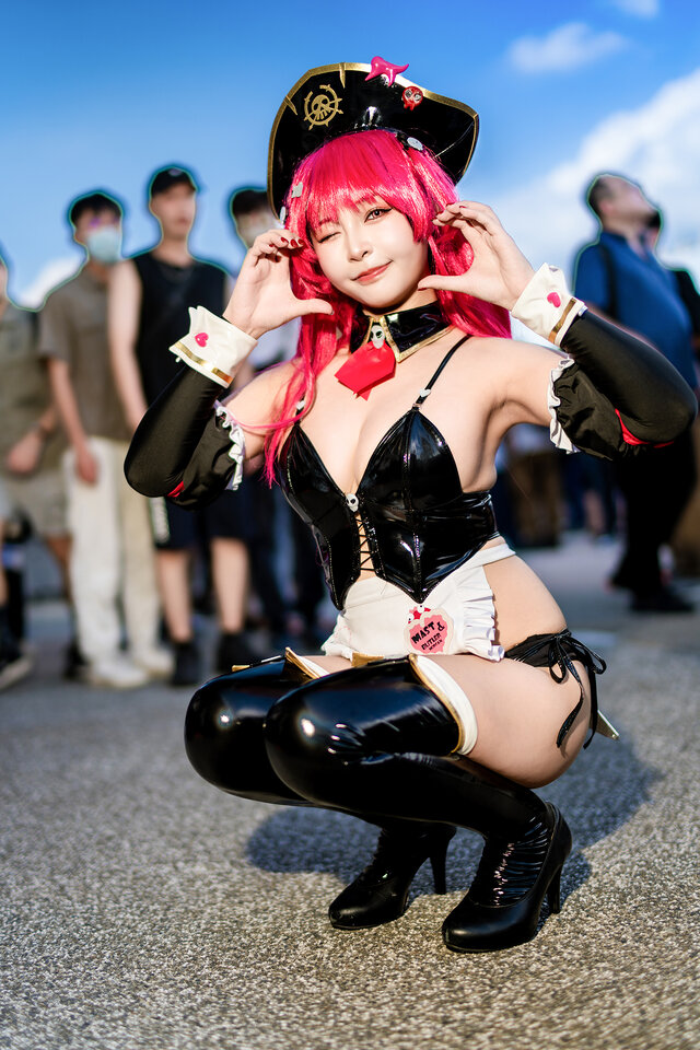 マスト：ロマンチックメイド『勝利の女神:NIKKE』／鶴葵（X：@tsuru_Cosplay、Instagram：tsuru_cos_aoi）