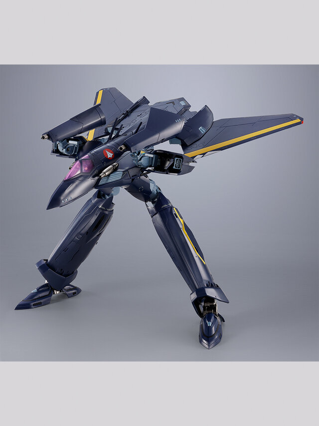 「マクロス7」ガムリン木崎が駆る「ステルスバルキリー」をDX超合金で立体化！ステルス性重視の機体形状、ファイター形態での薄さを再現