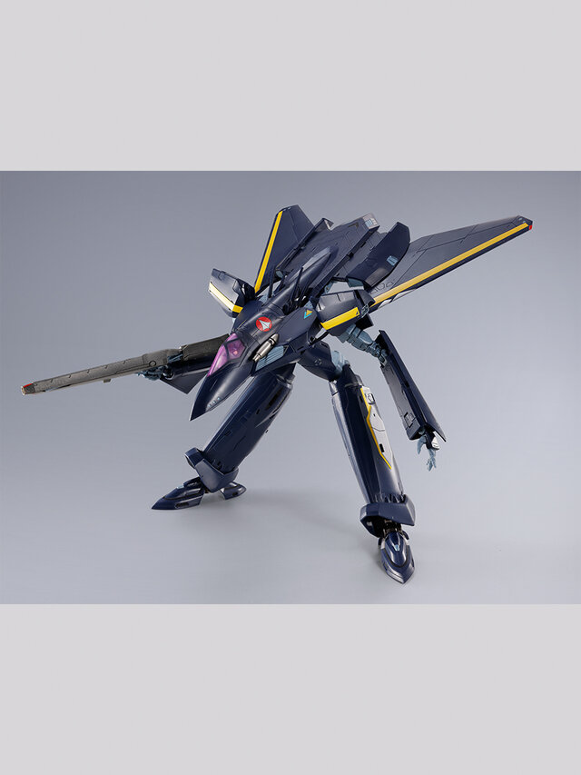 「マクロス7」ガムリン木崎が駆る「ステルスバルキリー」をDX超合金で立体化！ステルス性重視の機体形状、ファイター形態での薄さを再現