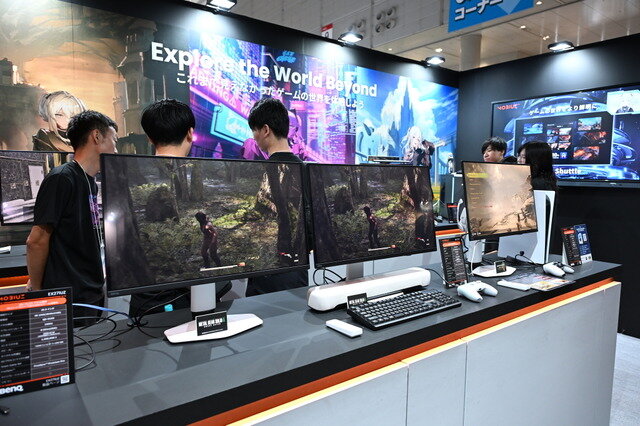 東京ゲームショウ 2025のBenQブースはゲームアートスタイルを鮮明に映し出す最新ゲーミングモニターが主役！猫麦とろろさんのスタイリッシュなパネルもお出迎え【TGS2025】