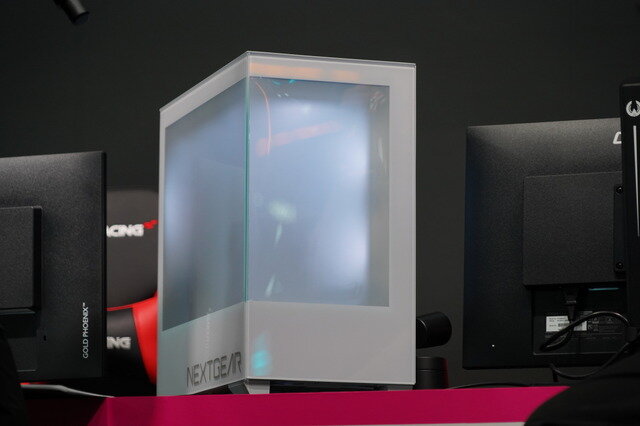 NEXTGEAR新製品発表で開発中の変わり種ケースにびっくり。スモークとクリアを切り替えられるピラーレス―お得な期間限定クーポンも配布中【TGS2025】