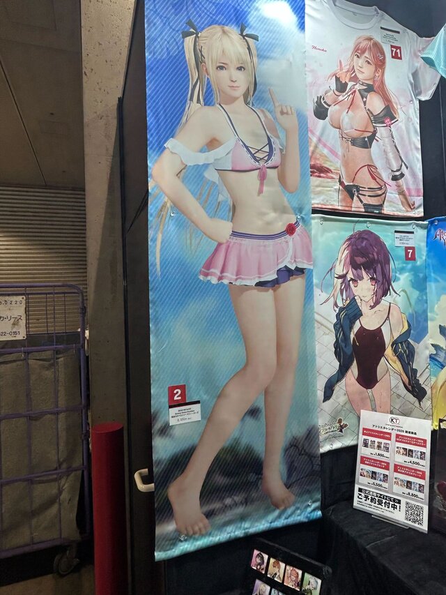 どこを見ても目を奪われる…！『アトリエ』シリーズ『DOAXVV』『NIKKE』の妖艶タペストリーなど―魅力的な物販ブースレポ【TGS2025】