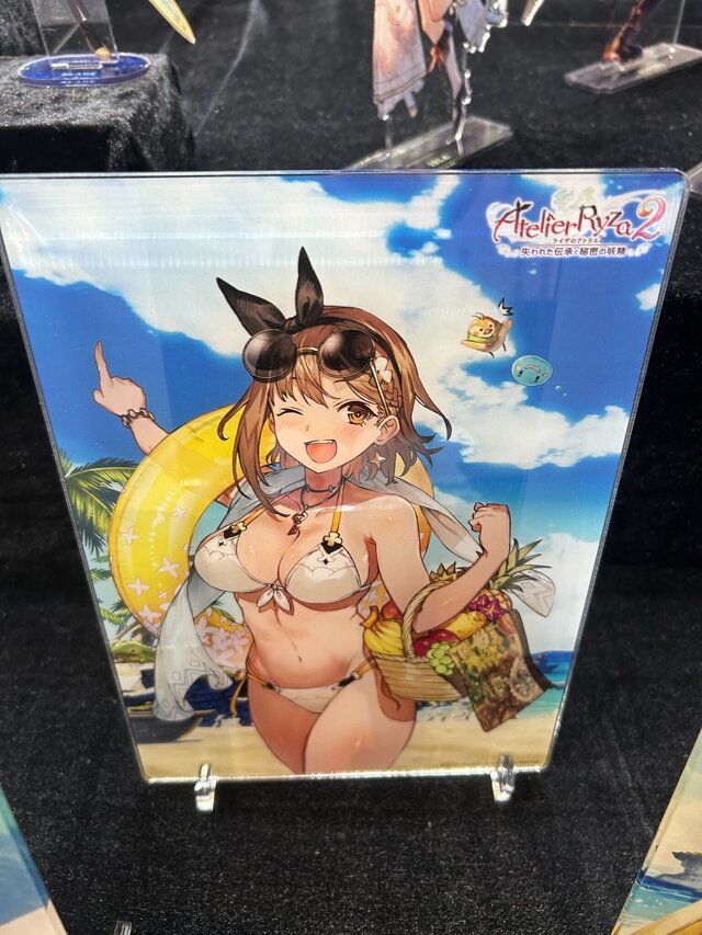どこを見ても目を奪われる…！『アトリエ』シリーズ『DOAXVV』『NIKKE』の妖艶タペストリーなど―魅力的な物販ブースレポ【TGS2025】