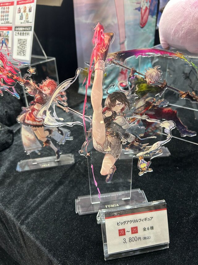 どこを見ても目を奪われる…！『アトリエ』シリーズ『DOAXVV』『NIKKE』の妖艶タペストリーなど―魅力的な物販ブースレポ【TGS2025】