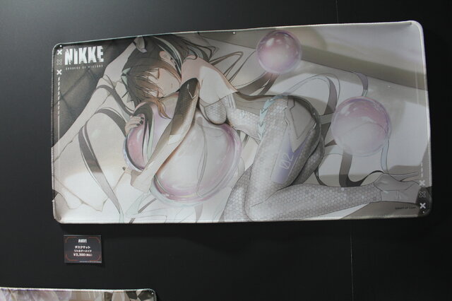 どこを見ても目を奪われる…！『アトリエ』シリーズ『DOAXVV』『NIKKE』の妖艶タペストリーなど―魅力的な物販ブースレポ【TGS2025】