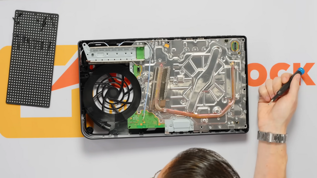 SSD容量削減版の海外PS5新モデル、従来型と比較すると…？製造コストと据え置き価格の観点でも分析