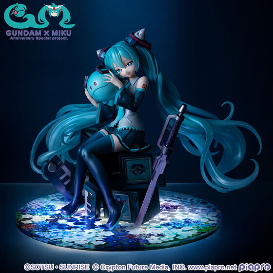 ガンダム45周年「初音ミク」×「ダブルオーガンダム」が1/7スケールフィギュア化！イラストレーター・Ixy氏によるイラストを繊細に表現