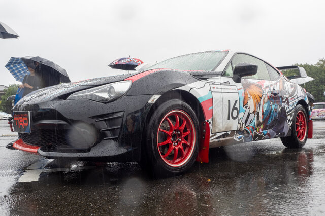 人気VTuberにウマ娘、初音ミクまで！雨にも負けなかった痛車＆痛バイクを取材【第九回 天下無双 東西最強痛車決戦 フォトレポ】