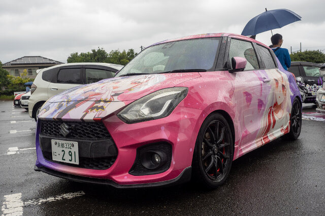 人気VTuberにウマ娘、初音ミクまで！雨にも負けなかった痛車＆痛バイクを取材【第九回 天下無双 東西最強痛車決戦 フォトレポ】