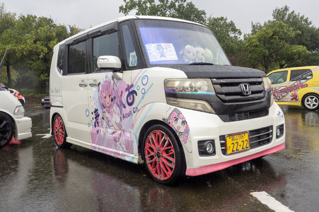 人気VTuberにウマ娘、初音ミクまで！雨にも負けなかった痛車＆痛バイクを取材【第九回 天下無双 東西最強痛車決戦 フォトレポ】