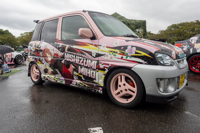 人気VTuberにウマ娘、初音ミクまで！雨にも負けなかった痛車＆痛バイクを取材【第九回 天下無双 東西最強痛車決戦 フォトレポ】