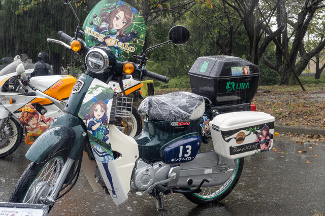 人気VTuberにウマ娘、初音ミクまで！雨にも負けなかった痛車＆痛バイクを取材【第九回 天下無双 東西最強痛車決戦 フォトレポ】