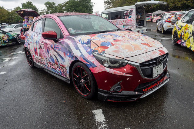 人気VTuberにウマ娘、初音ミクまで！雨にも負けなかった痛車＆痛バイクを取材【第九回 天下無双 東西最強痛車決戦 フォトレポ】