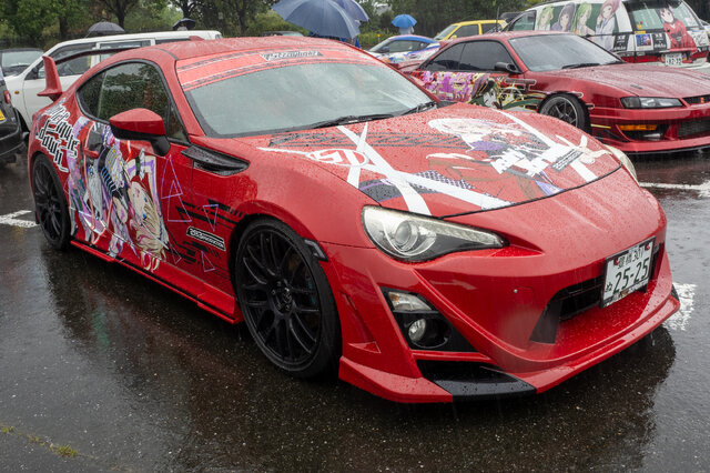 人気VTuberにウマ娘、初音ミクまで！雨にも負けなかった痛車＆痛バイクを取材【第九回 天下無双 東西最強痛車決戦 フォトレポ】