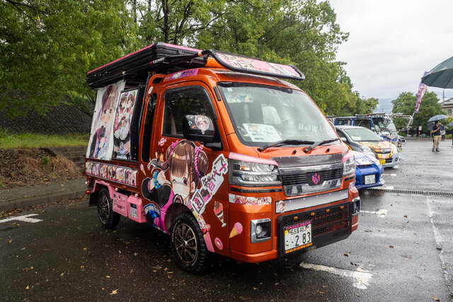 人気VTuberにウマ娘、初音ミクまで！雨にも負けなかった痛車＆痛バイクを取材【第九回 天下無双 東西最強痛車決戦 フォトレポ】