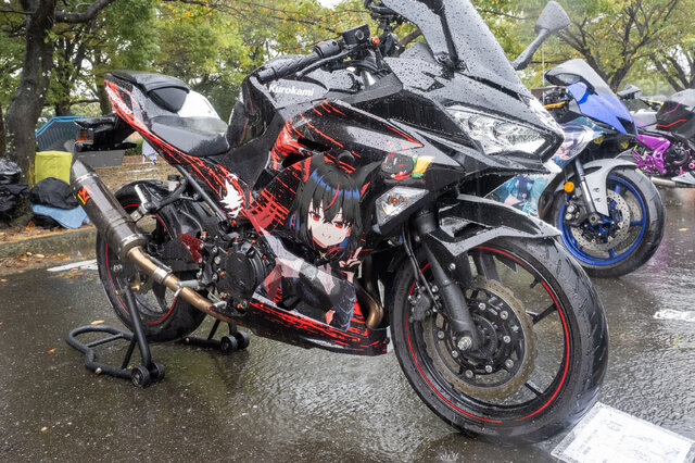 人気VTuberにウマ娘、初音ミクまで！雨にも負けなかった痛車＆痛バイクを取材【第九回 天下無双 東西最強痛車決戦 フォトレポ】