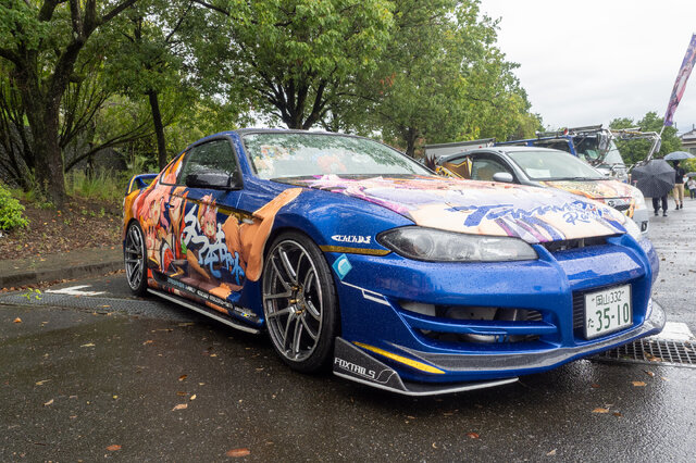 人気VTuberにウマ娘、初音ミクまで！雨にも負けなかった痛車＆痛バイクを取材【第九回 天下無双 東西最強痛車決戦 フォトレポ】