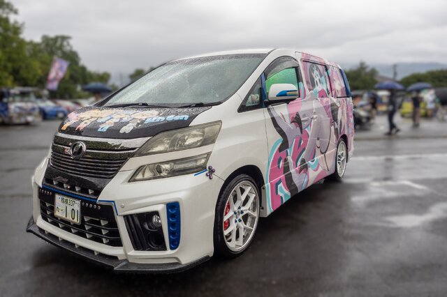 常闇トワ様の「マツダ3」に輪堂千速のヤマハバイクも！岐阜に集まったホロライブの痛車・痛バイクまとめ【第九回 天下無双 東西最強痛車決戦 フォトレポ】