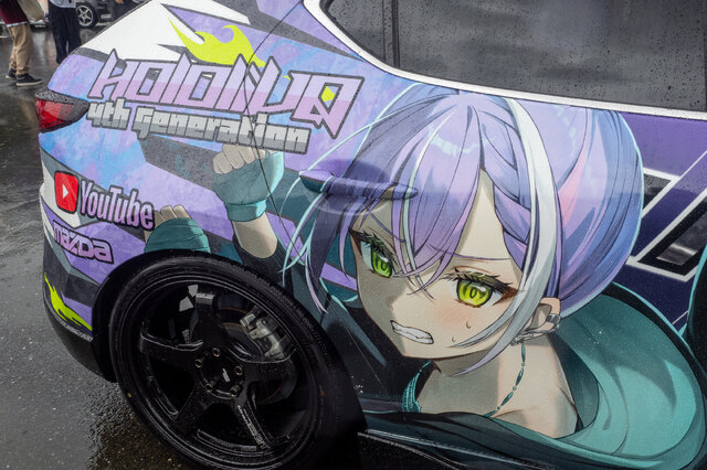 常闇トワ様の「マツダ3」に輪堂千速のヤマハバイクも！岐阜に集まったホロライブの痛車・痛バイクまとめ【第九回 天下無双 東西最強痛車決戦 フォトレポ】