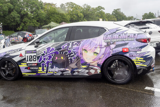 常闇トワ様の「マツダ3」に輪堂千速のヤマハバイクも！岐阜に集まったホロライブの痛車・痛バイクまとめ【第九回 天下無双 東西最強痛車決戦 フォトレポ】
