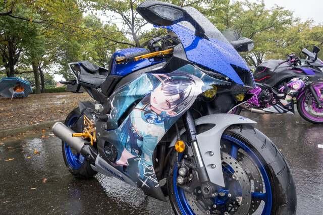 常闇トワ様の「マツダ3」に輪堂千速のヤマハバイクも！岐阜に集まったホロライブの痛車・痛バイクまとめ【第九回 天下無双 東西最強痛車決戦 フォトレポ】