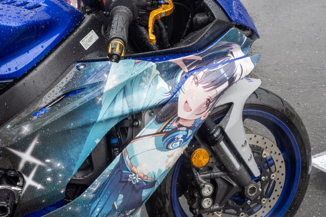 常闇トワ様の「マツダ3」に輪堂千速のヤマハバイクも！岐阜に集まったホロライブの痛車・痛バイクまとめ【第九回 天下無双 東西最強痛車決戦 フォトレポ】