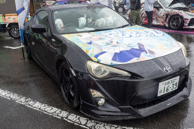 常闇トワ様の「マツダ3」に輪堂千速のヤマハバイクも！岐阜に集まったホロライブの痛車・痛バイクまとめ【第九回 天下無双 東西最強痛車決戦 フォトレポ】