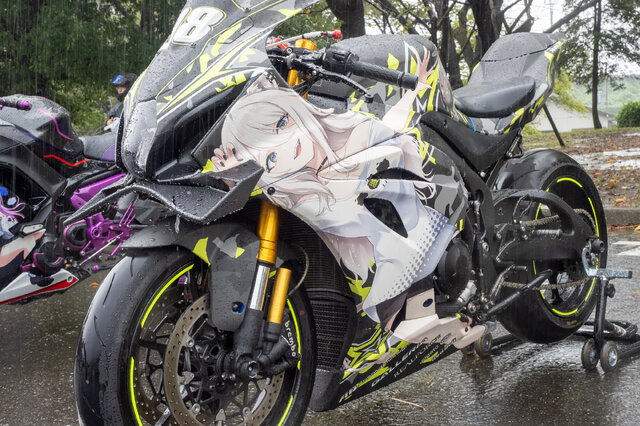 常闇トワ様の「マツダ3」に輪堂千速のヤマハバイクも！岐阜に集まったホロライブの痛車・痛バイクまとめ【第九回 天下無双 東西最強痛車決戦 フォトレポ】
