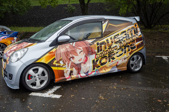 常闇トワ様の「マツダ3」に輪堂千速のヤマハバイクも！岐阜に集まったホロライブの痛車・痛バイクまとめ【第九回 天下無双 東西最強痛車決戦 フォトレポ】