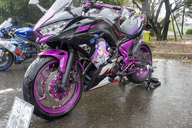 常闇トワ様の「マツダ3」に輪堂千速のヤマハバイクも！岐阜に集まったホロライブの痛車・痛バイクまとめ【第九回 天下無双 東西最強痛車決戦 フォトレポ】