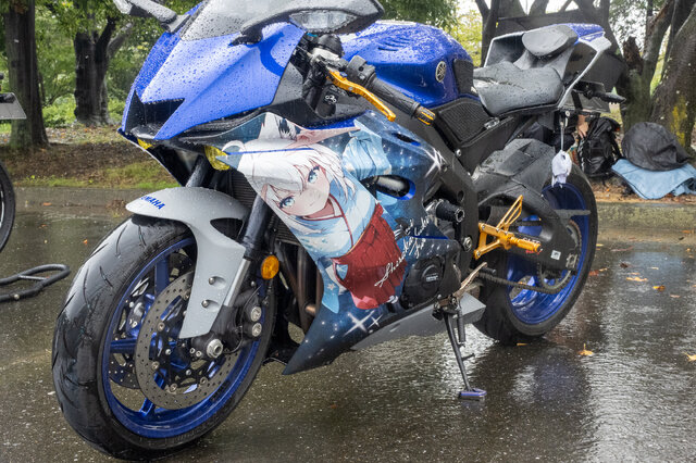 常闇トワ様の「マツダ3」に輪堂千速のヤマハバイクも！岐阜に集まったホロライブの痛車・痛バイクまとめ【第九回 天下無双 東西最強痛車決戦 フォトレポ】