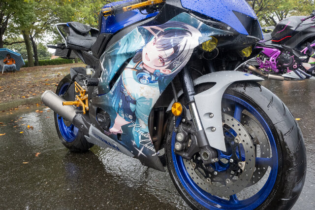 常闇トワ様の「マツダ3」に輪堂千速のヤマハバイクも！岐阜に集まったホロライブの痛車・痛バイクまとめ【第九回 天下無双 東西最強痛車決戦 フォトレポ】