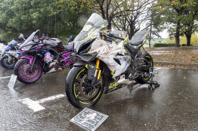 常闇トワ様の「マツダ3」に輪堂千速のヤマハバイクも！岐阜に集まったホロライブの痛車・痛バイクまとめ【第九回 天下無双 東西最強痛車決戦 フォトレポ】