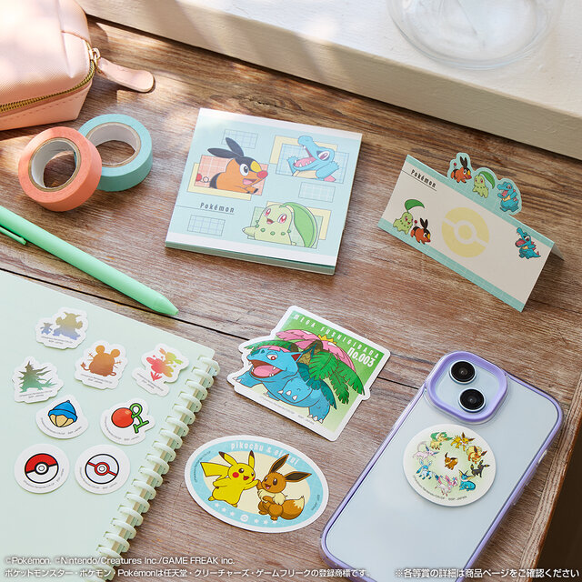 『ポケモン』新作一番くじの全ラインナップ公開！A賞はチコリータ、ポカブ、ワニノコのぬいぐるみが付いたモンスターボール型ゲームクッション
