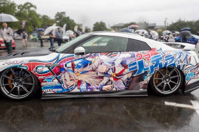 『ウマ娘』の痛車が集結！雨に負けない躍動感を放つ【第九回 天下無双 東西最強痛車決戦 フォトレポ】