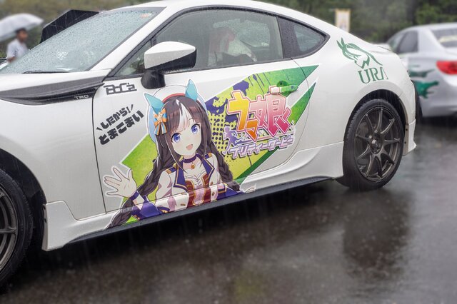 『ウマ娘』の痛車が集結！雨に負けない躍動感を放つ【第九回 天下無双 東西最強痛車決戦 フォトレポ】