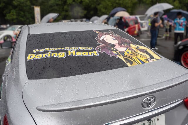 『ウマ娘』の痛車が集結！雨に負けない躍動感を放つ【第九回 天下無双 東西最強痛車決戦 フォトレポ】