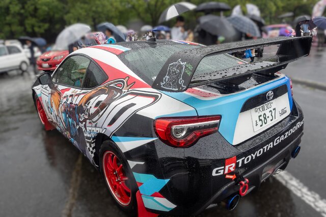 『ウマ娘』の痛車が集結！雨に負けない躍動感を放つ【第九回 天下無双 東西最強痛車決戦 フォトレポ】