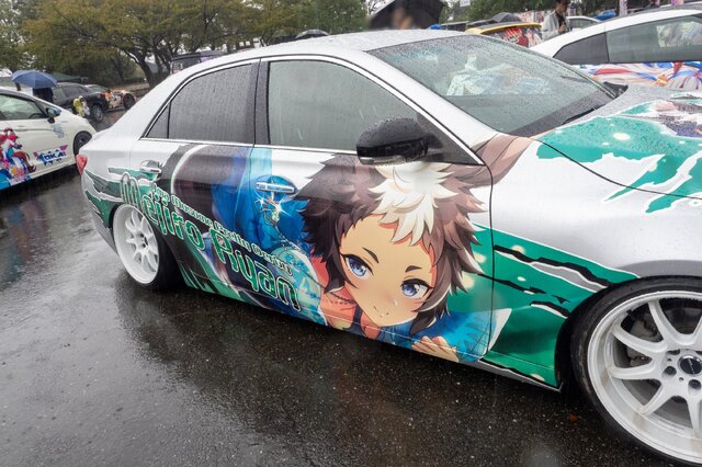 『ウマ娘』の痛車が集結！雨に負けない躍動感を放つ【第九回 天下無双 東西最強痛車決戦 フォトレポ】