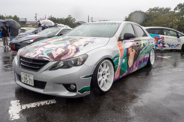 『ウマ娘』の痛車が集結！雨に負けない躍動感を放つ【第九回 天下無双 東西最強痛車決戦 フォトレポ】