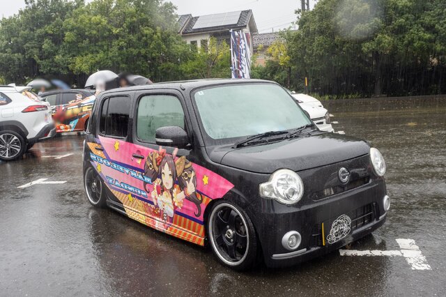 『ウマ娘』の痛車が集結！雨に負けない躍動感を放つ【第九回 天下無双 東西最強痛車決戦 フォトレポ】