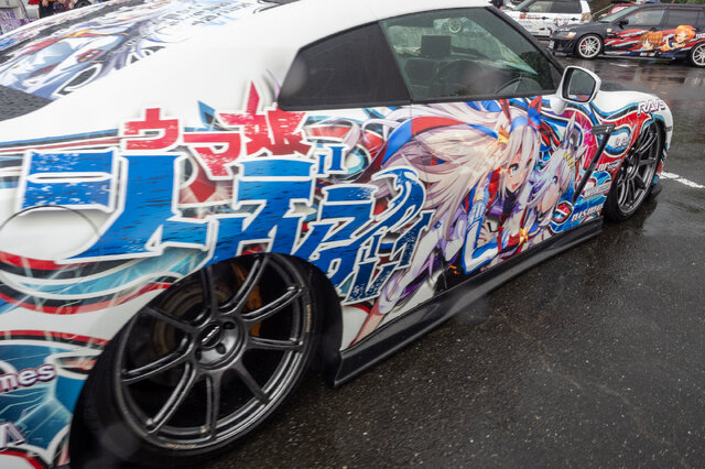 『ウマ娘』の痛車が集結！雨に負けない躍動感を放つ【第九回 天下無双 東西最強痛車決戦 フォトレポ】